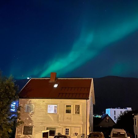 Centrally Located Apartment In Classic Townhouse Tromso Bagian luar foto