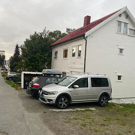 Centrally Located Apartment In Classic Townhouse Tromso Bagian luar foto