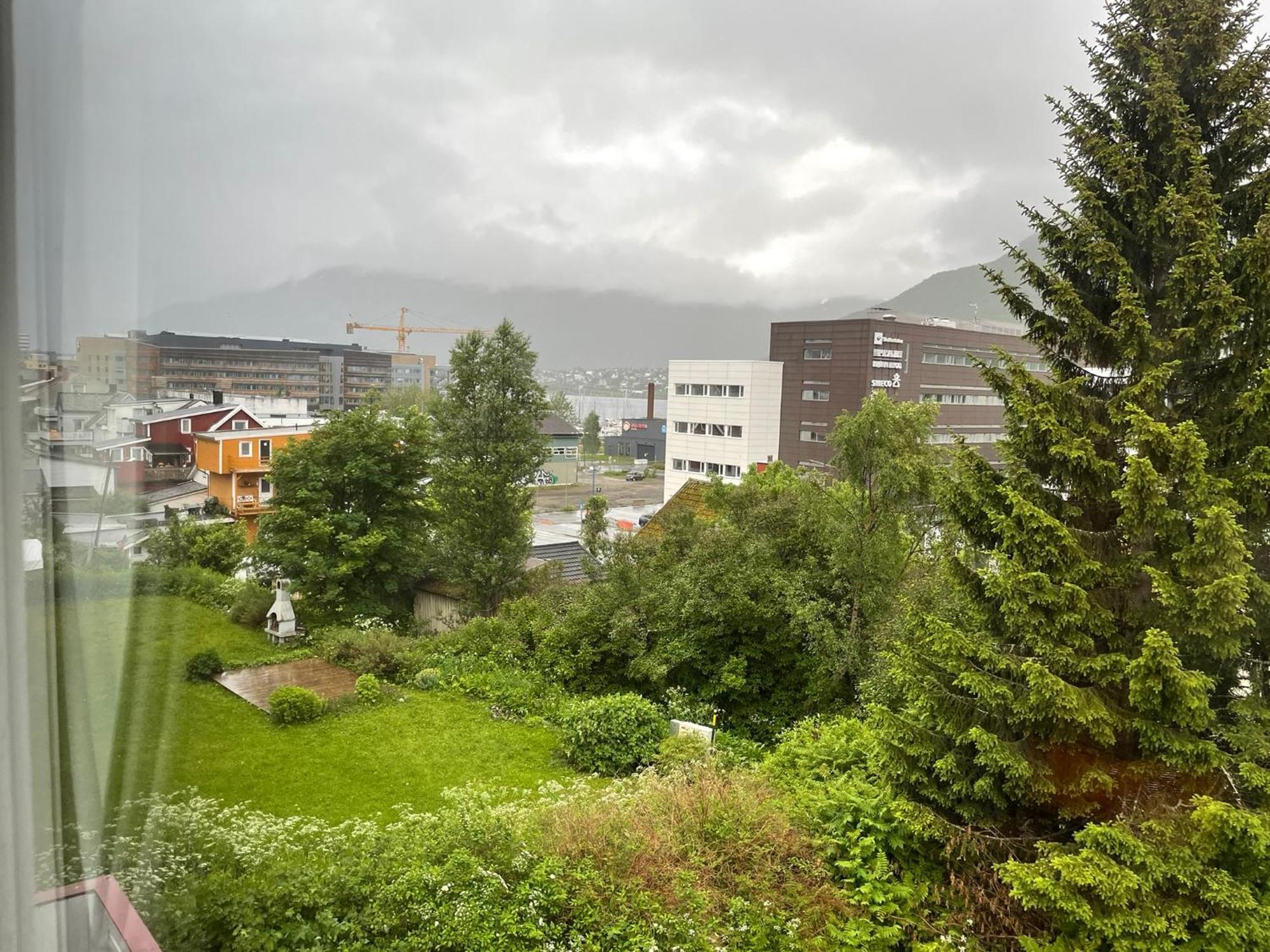 Centrally Located Apartment In Classic Townhouse Tromso Bagian luar foto